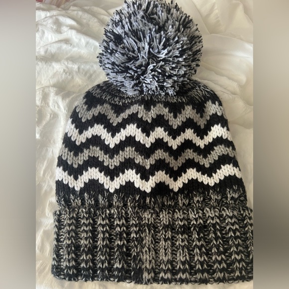 Spyder Black Gray White Beanie Stocking Cap Hat NWOT - Picture 3 of 4